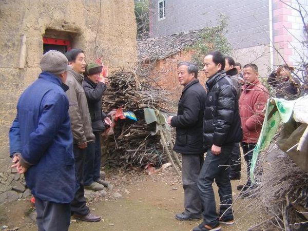 县自来水公司组织开展访贫慰问送温暖活动.jpg